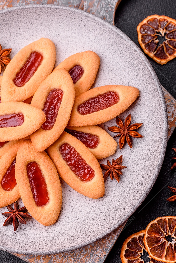 Biscoitos recheados com morango em uma mesa de concreto