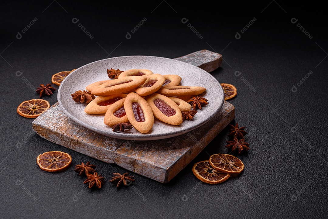 Biscoitos recheados com morango em uma mesa de concreto