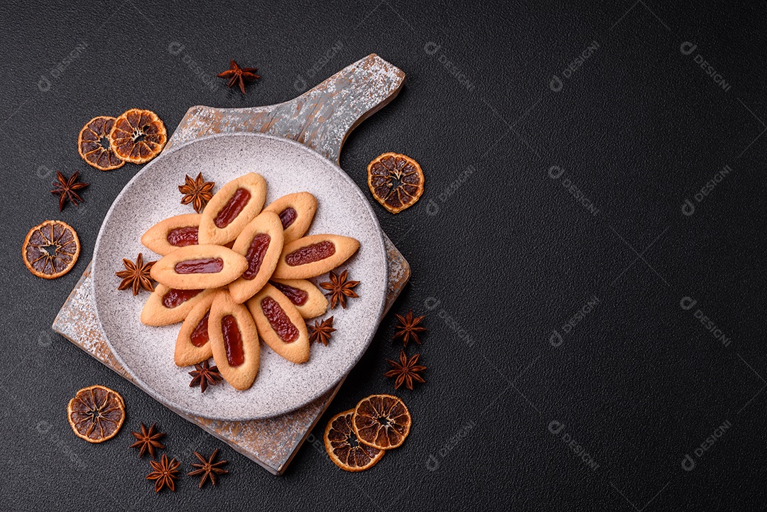 Biscoitos recheados com morango em uma mesa de concreto