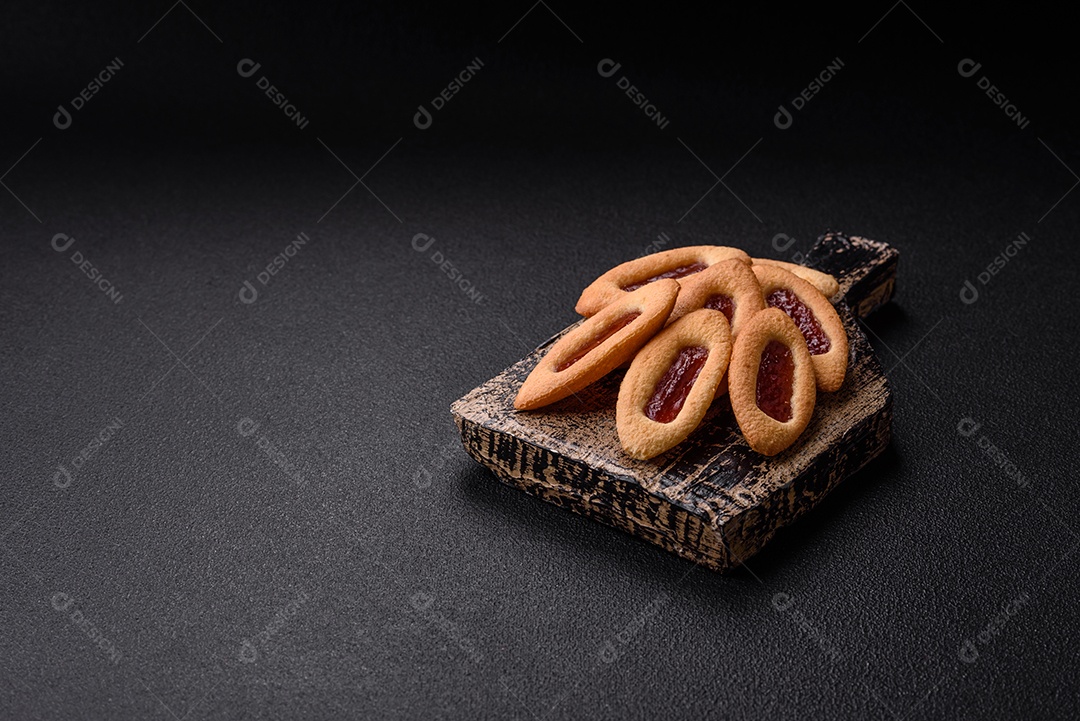 Biscoitos recheados com morango em uma mesa de concreto