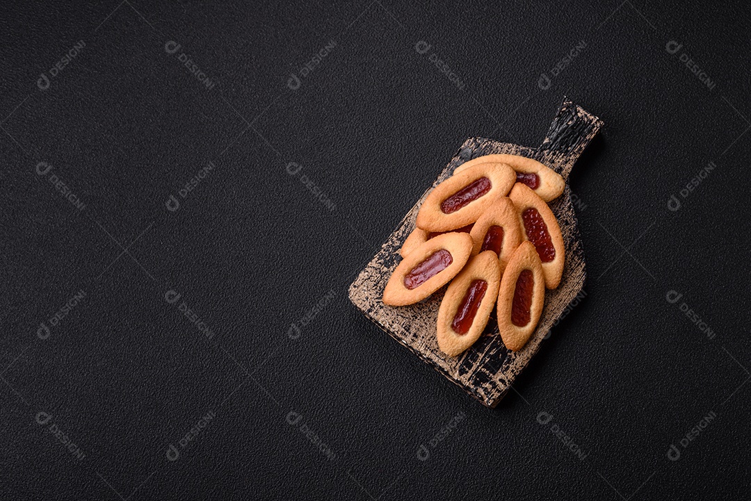 Biscoitos recheados com morango em uma mesa de concreto
