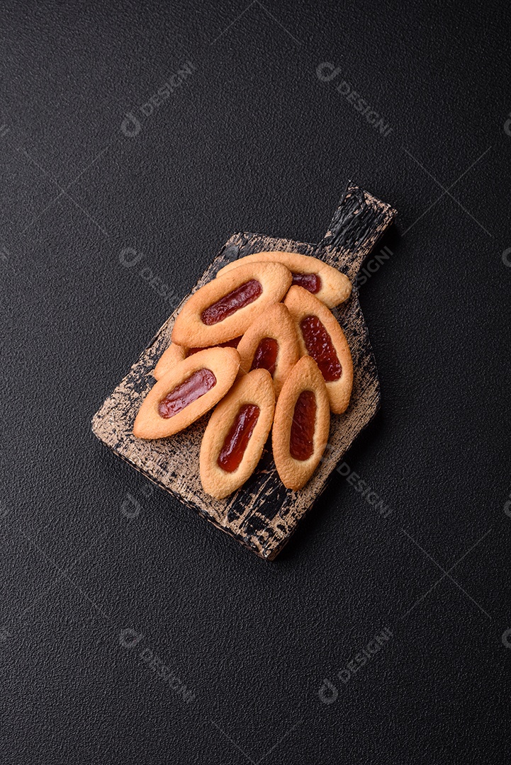 Biscoitos recheados com morango em uma mesa de concreto