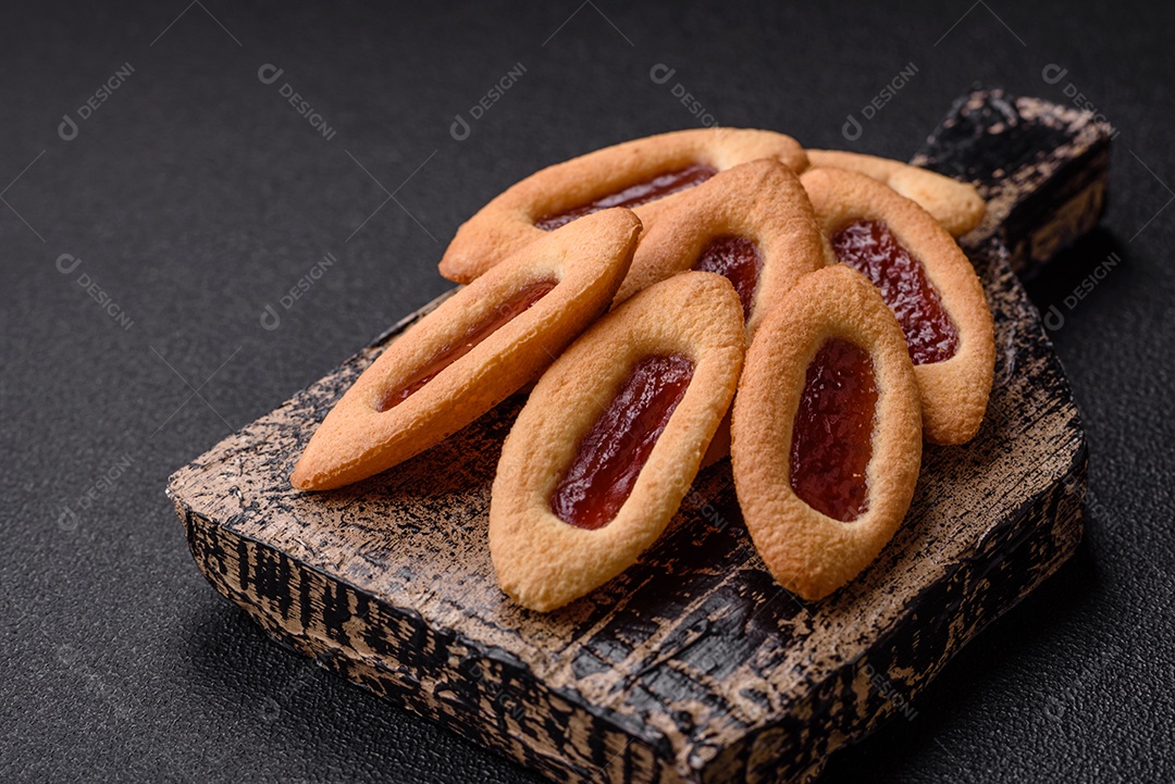 Biscoitos recheados com morango em uma mesa de concreto