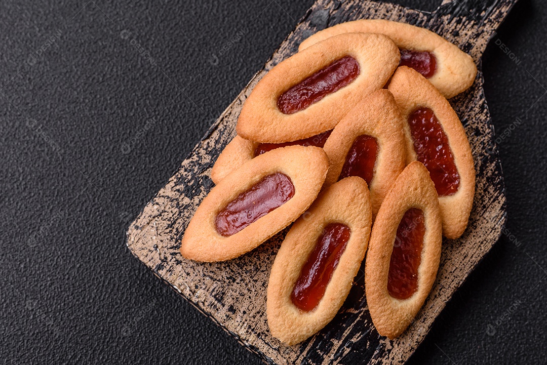 Biscoitos recheados com morango em uma mesa de concreto