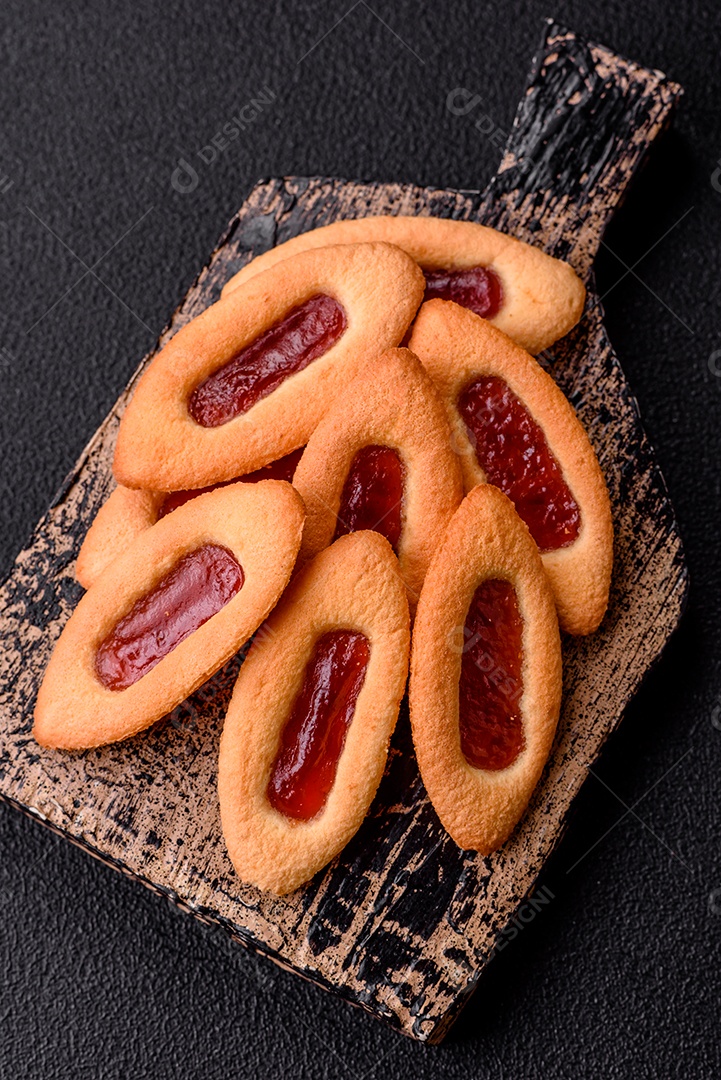 Biscoitos recheados com morango em uma mesa de concreto