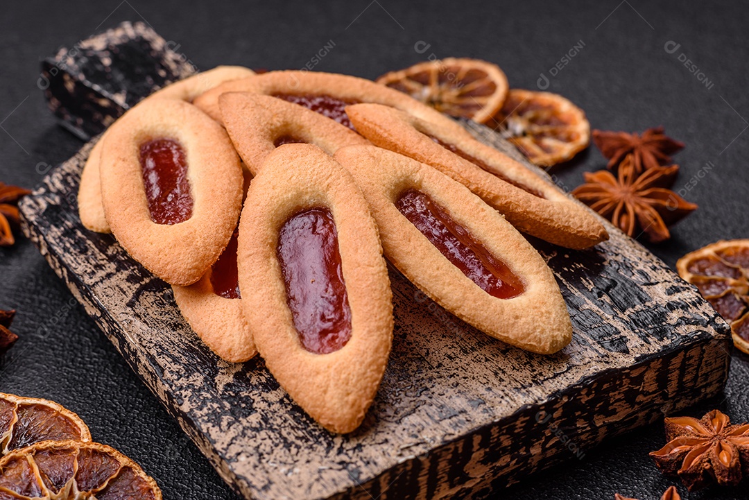 Biscoitos recheados com morango em uma mesa de concreto