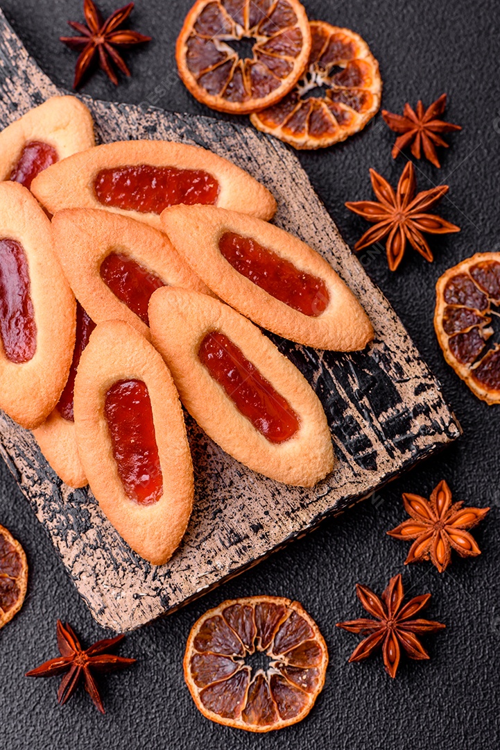 Biscoitos recheados com morango em uma mesa de concreto