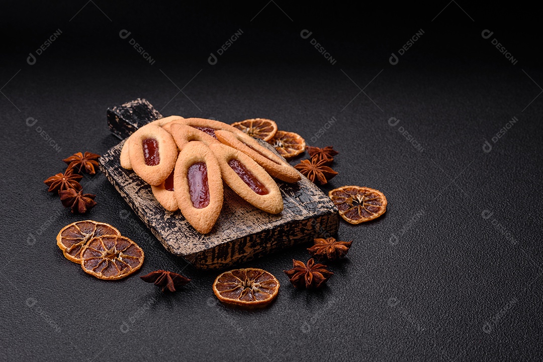 Biscoitos recheados com morango em uma mesa de concreto