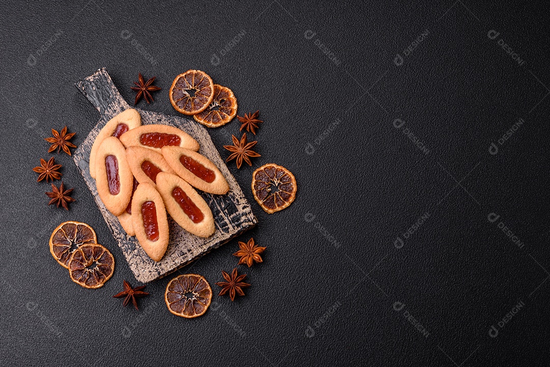 Biscoitos recheados com morango em uma mesa de concreto