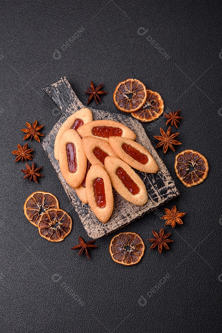 Biscoitos recheados com morango em uma mesa de concreto