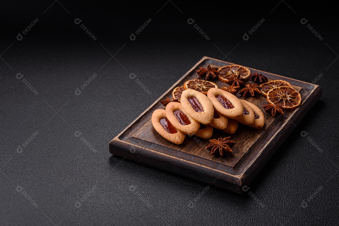 Biscoitos recheados com morango em uma mesa de concreto