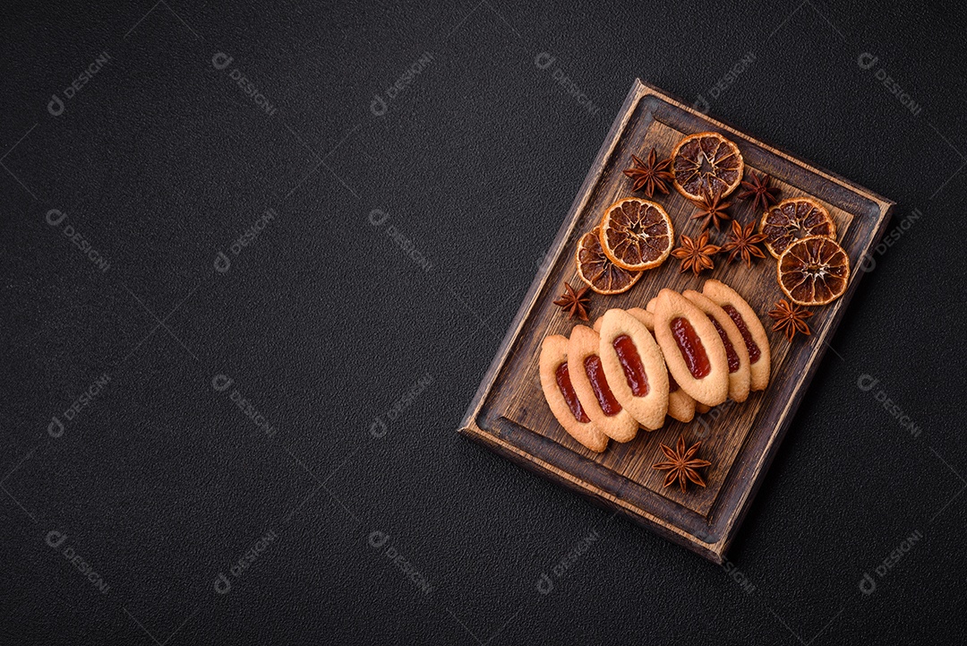Biscoitos recheados com morango em uma mesa de concreto