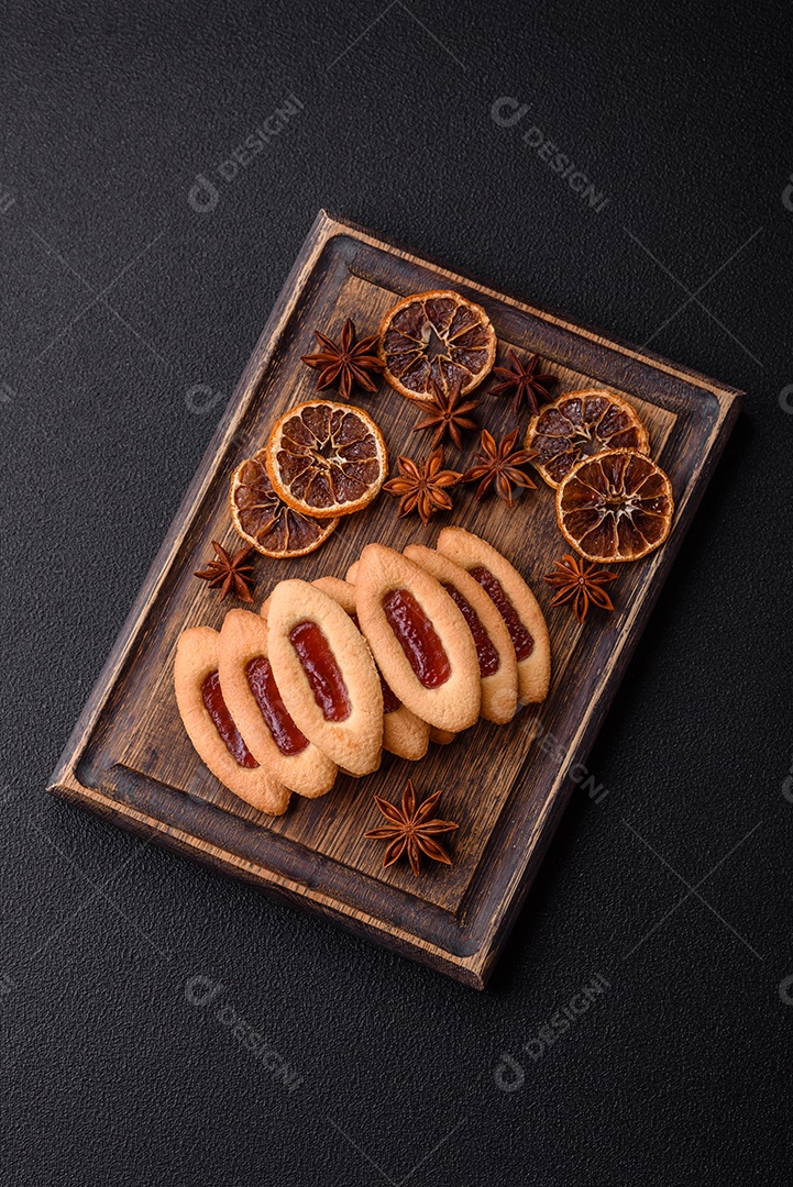 Biscoitos recheados com morango em uma mesa de concreto