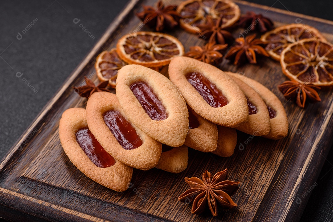 Biscoitos recheados com morango em uma mesa de concreto