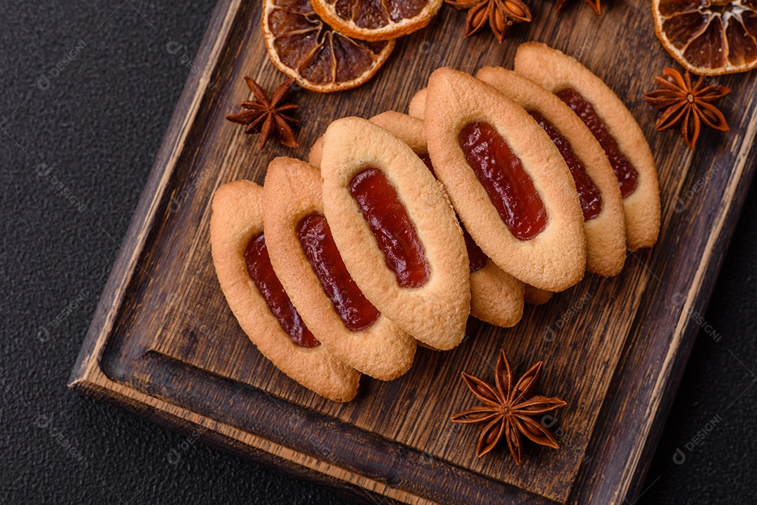 Biscoitos recheados com morango em uma mesa de concreto