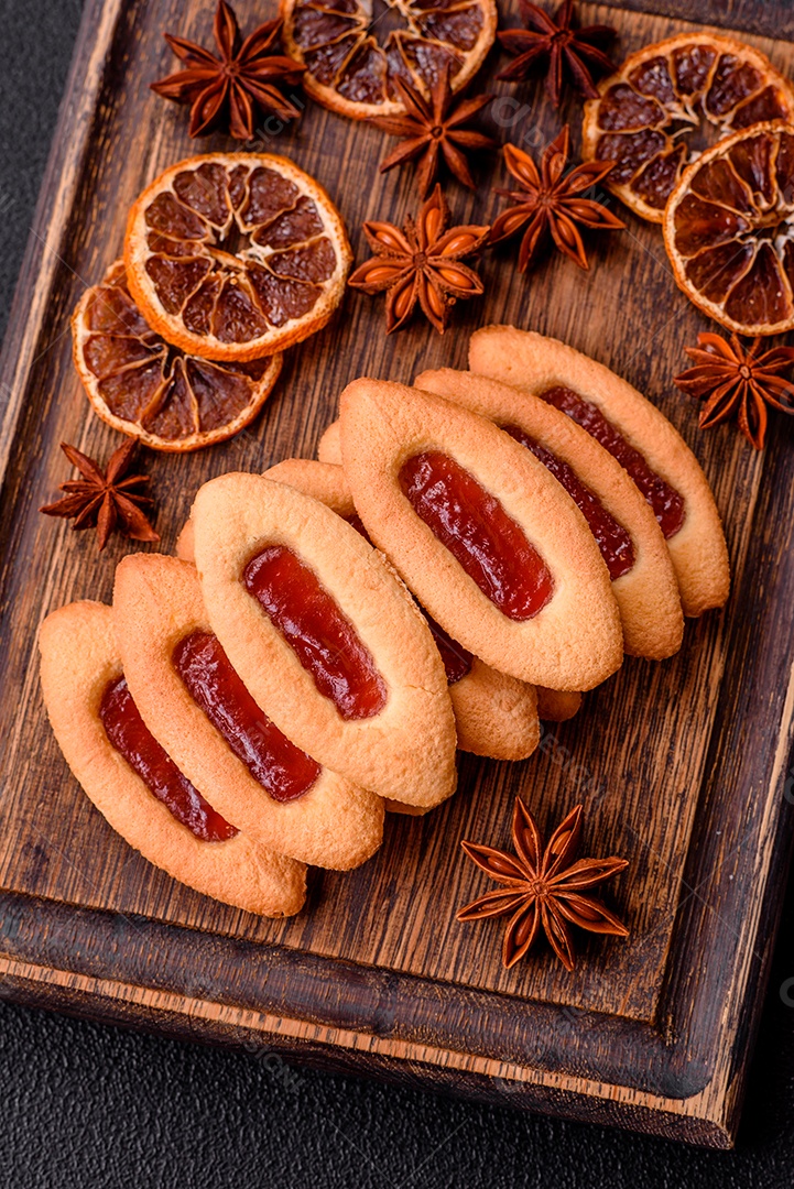 Biscoitos recheados com morango em uma mesa de concreto