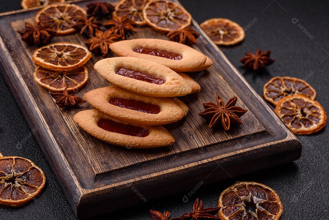 Biscoitos recheados com morango em uma mesa de concreto