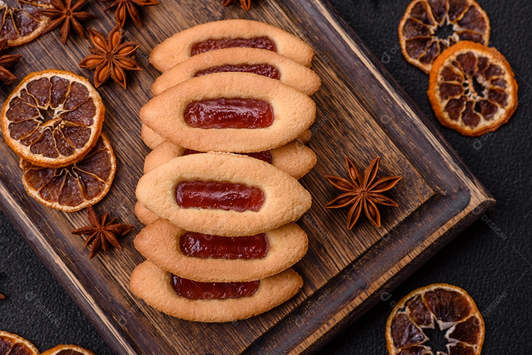 Biscoitos recheados com morango em uma mesa de concreto
