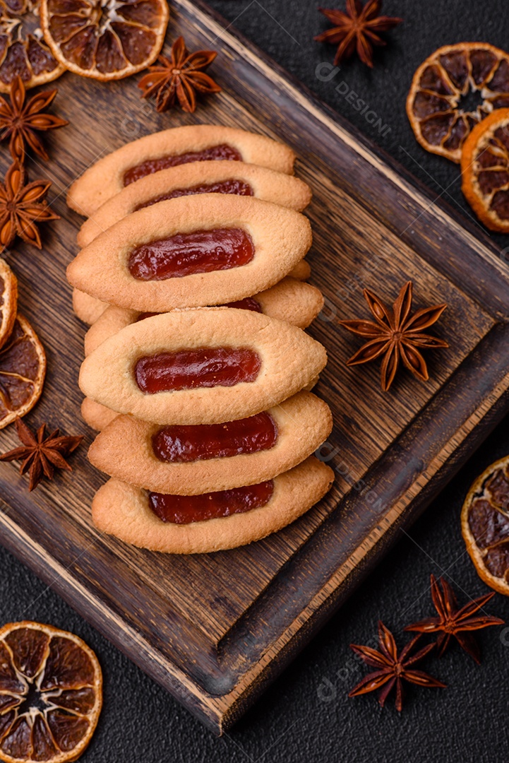 Biscoitos recheados com morango em uma mesa de concreto