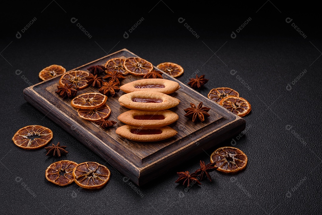Biscoitos recheados com morango em uma mesa de concreto