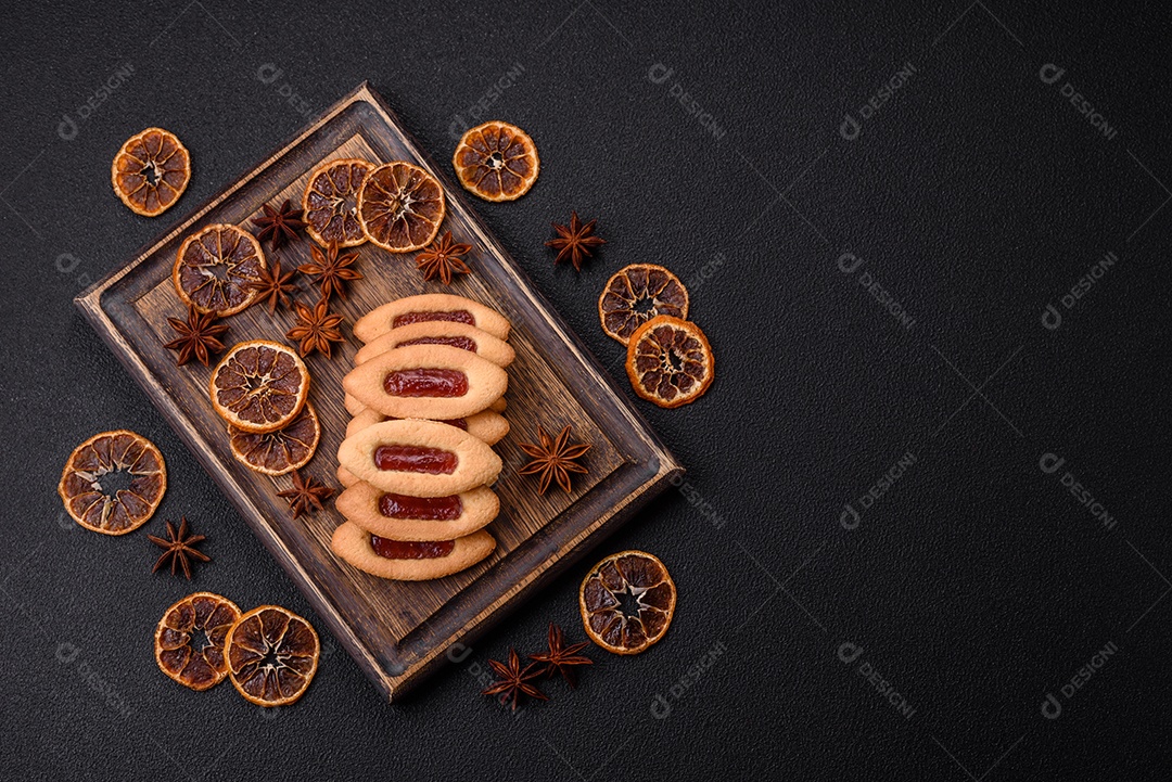 Biscoitos recheados com morango em uma mesa de concreto