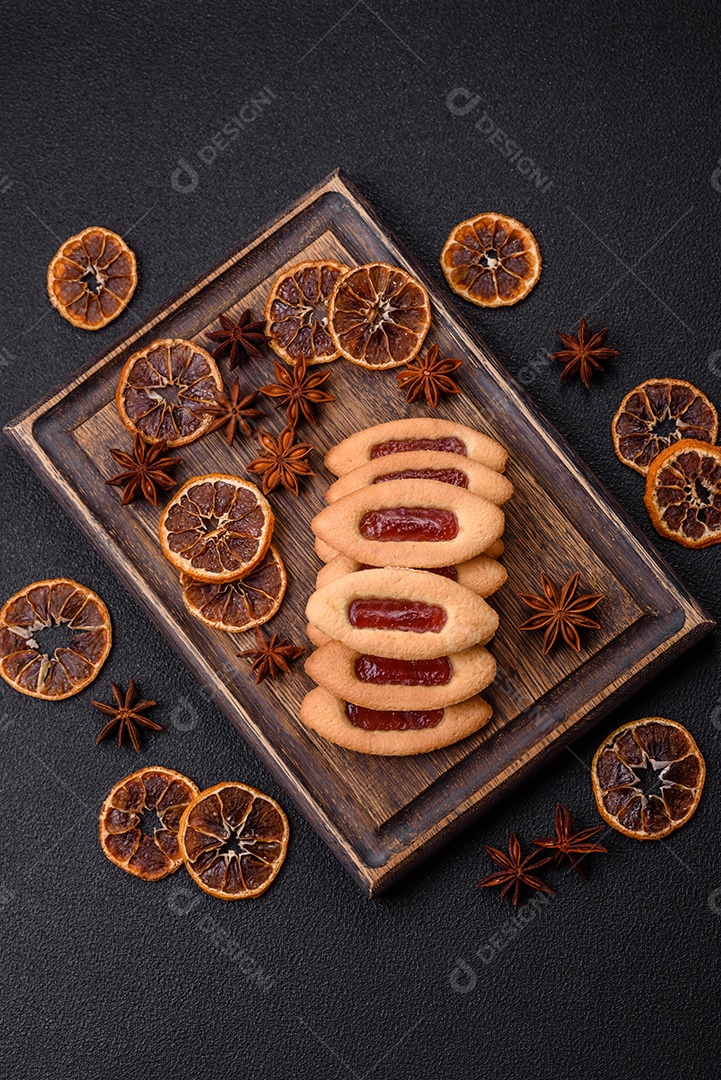 Biscoitos recheados com morango em uma mesa de concreto