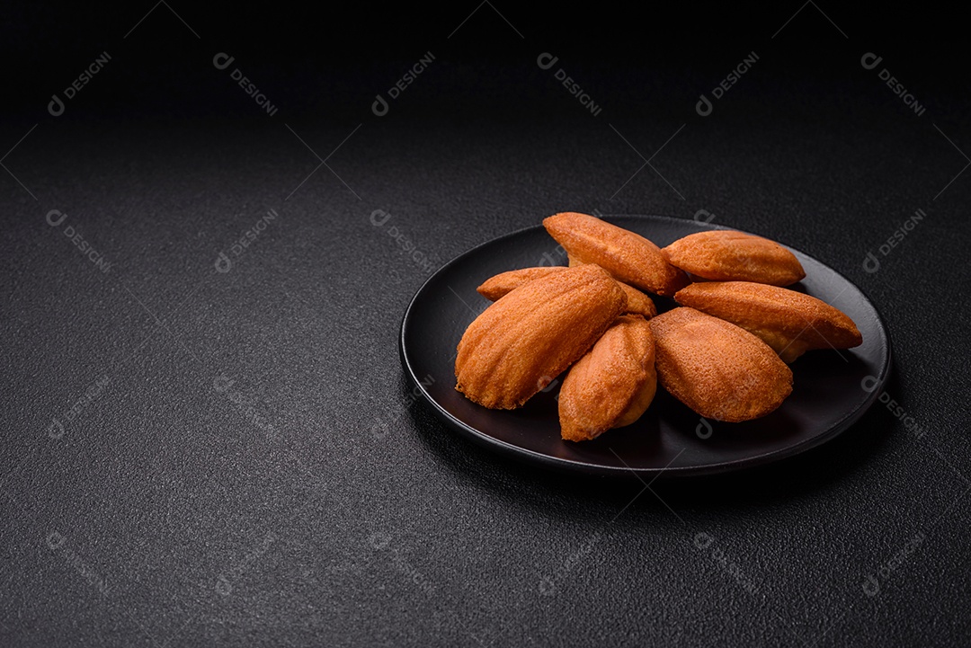 Biscoitos franceses em uma mesa de concreto