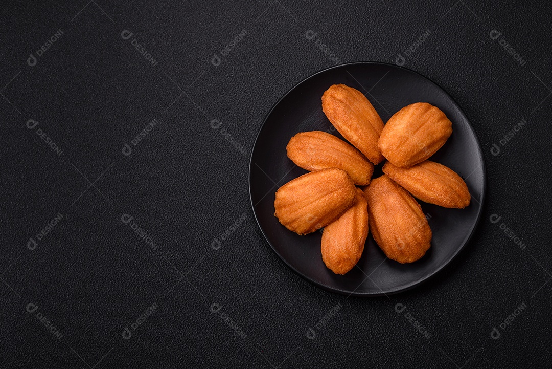 Biscoitos franceses em uma mesa de concreto