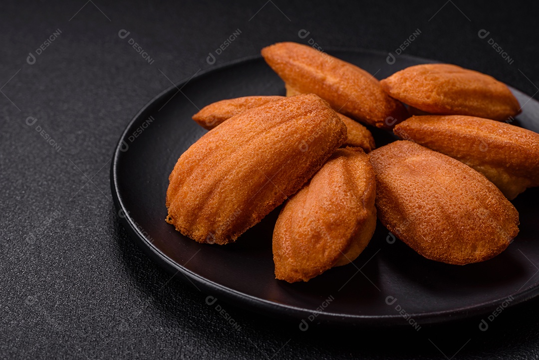 Biscoitos franceses em uma mesa de concreto