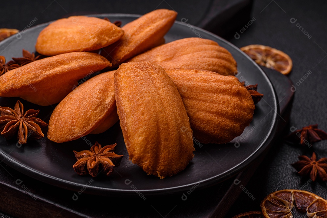 Biscoitos franceses em uma mesa de concreto