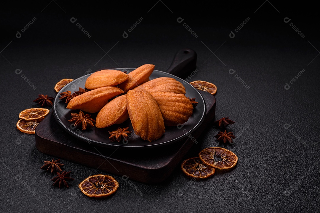 Biscoitos franceses em uma mesa de concreto