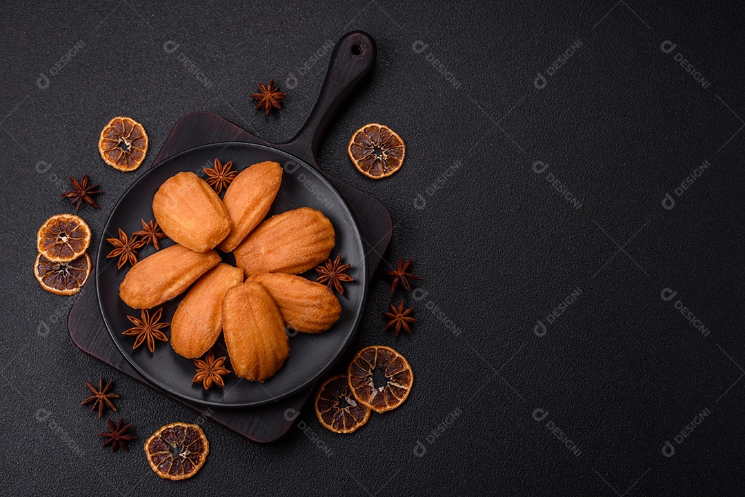 Biscoitos franceses em uma mesa de concreto