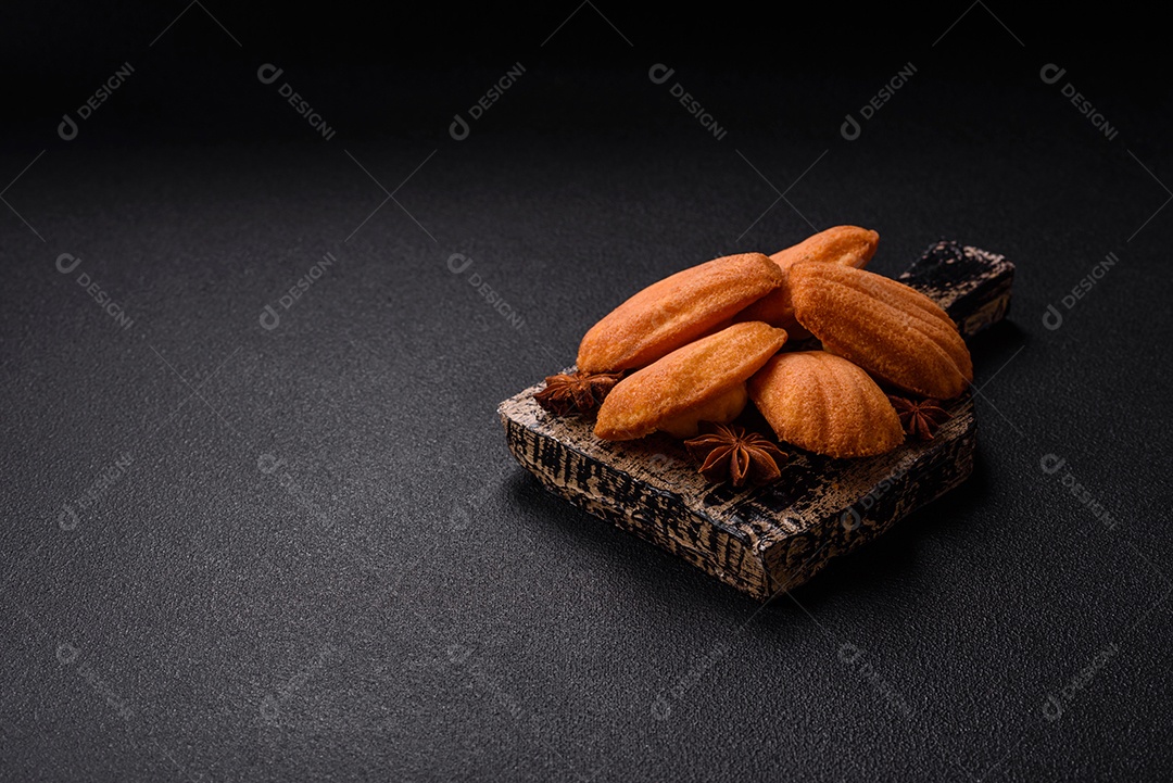 Biscoitos franceses em uma mesa de concreto