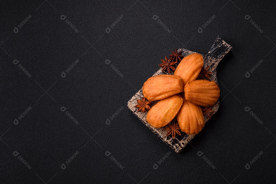 Biscoitos franceses em uma mesa de concreto