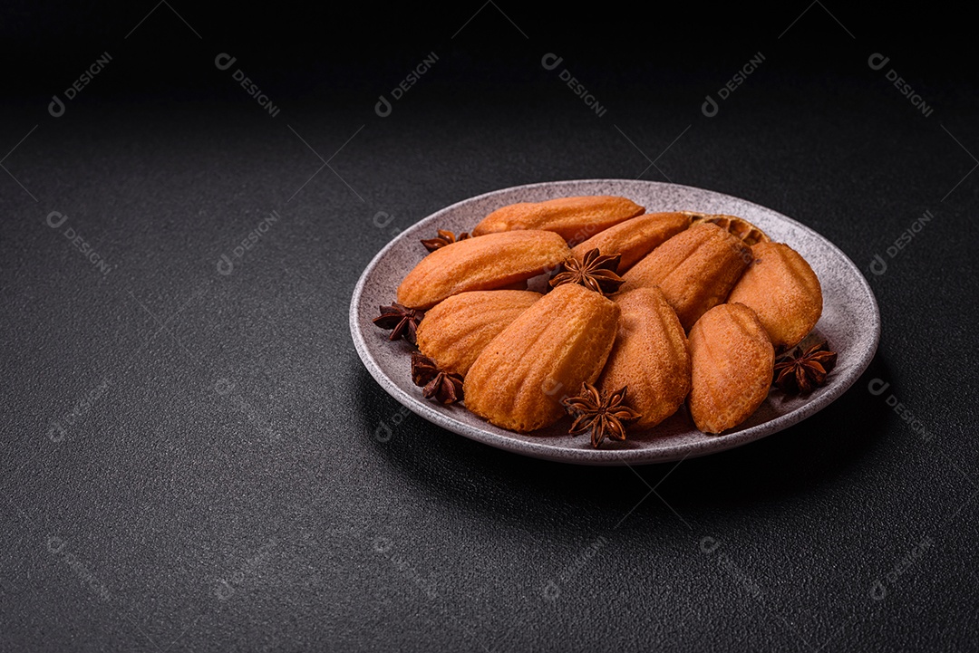 Biscoitos franceses em uma mesa de concreto