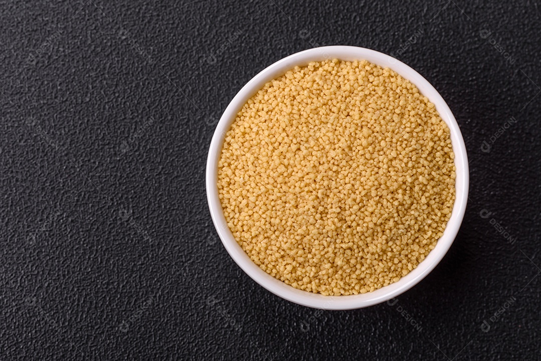 Delicioso mingau de trigo cozido quente mesa concreto