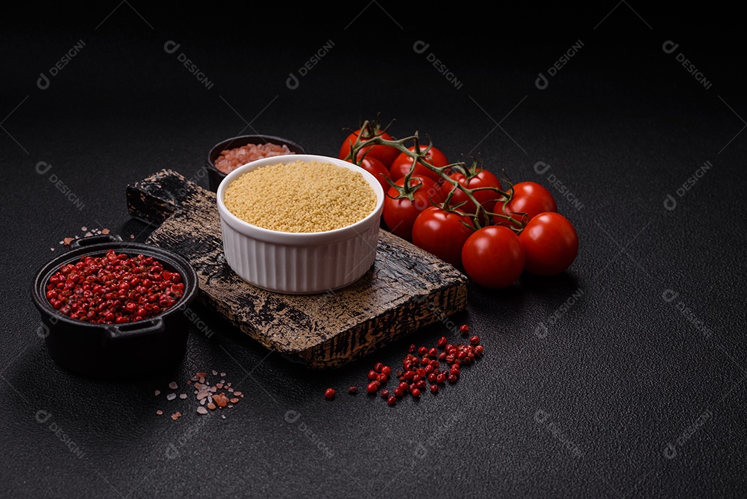 Delicioso mingau de trigo cozido quente mesa concreto