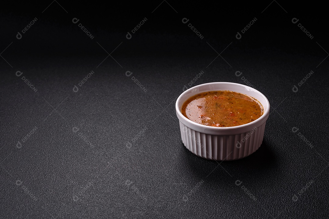 Deliciosa sopa quente de tomate com legumes comida vegana e vegetariana sobre fundo isolado