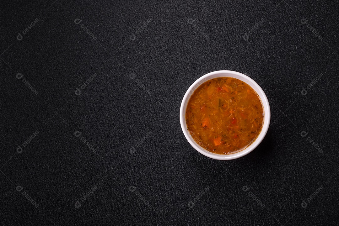 Deliciosa sopa quente de tomate com legumes comida vegana e vegetariana sobre fundo isolado
