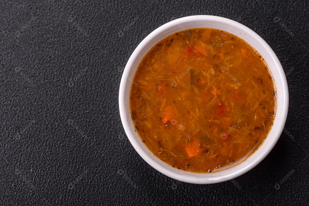 Deliciosa sopa quente de tomate com legumes comida vegana e vegetariana sobre fundo isolado