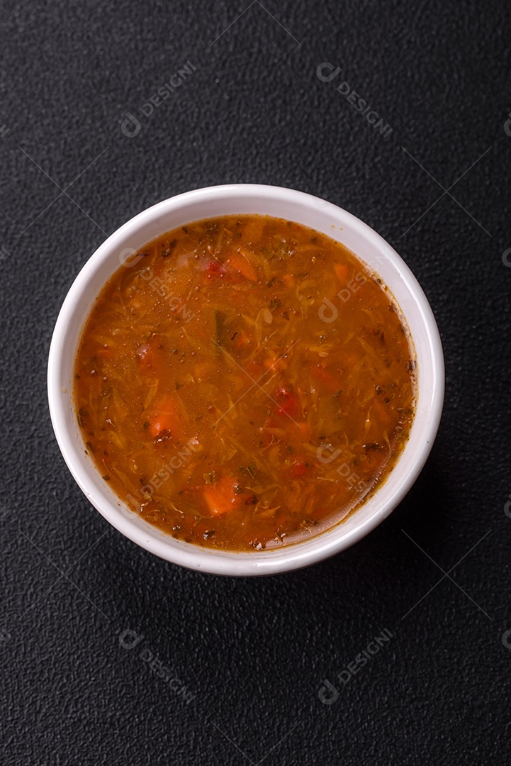 Deliciosa sopa quente de tomate com legumes comida vegana e vegetariana sobre fundo isolado