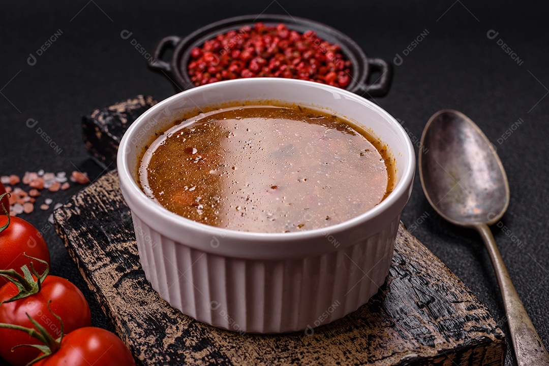 Deliciosa sopa quente de tomate com legumes comida vegana e vegetariana sobre fundo isolado