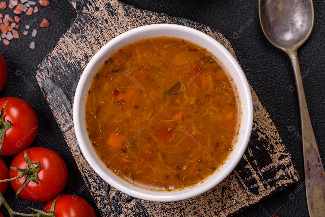 Deliciosa sopa quente de tomate com legumes comida vegana e vegetariana sobre fundo isolado