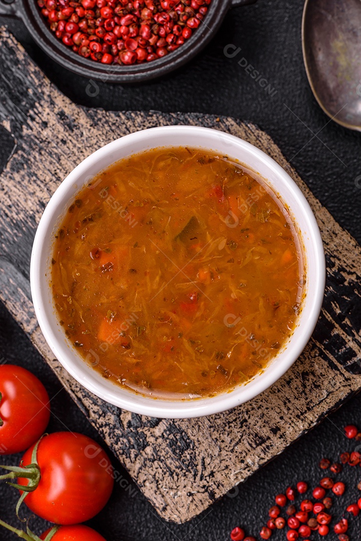 Deliciosa sopa quente de tomate com legumes comida vegana e vegetariana sobre fundo isolado