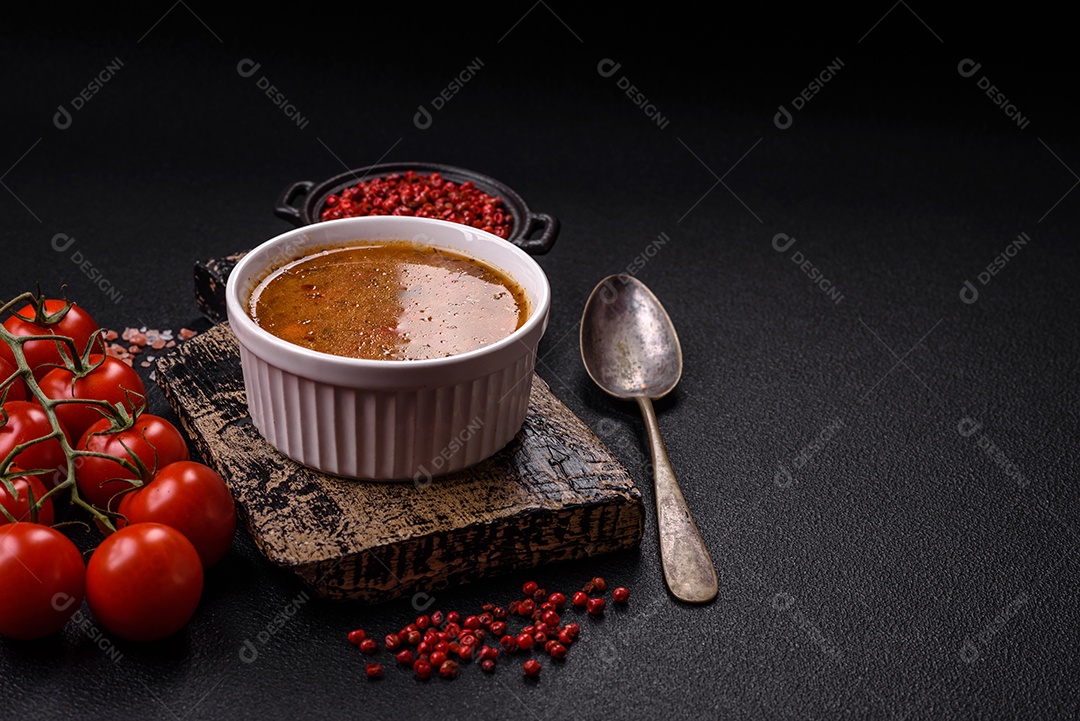 Deliciosa sopa quente de tomate com legumes comida vegana e vegetariana sobre fundo isolado