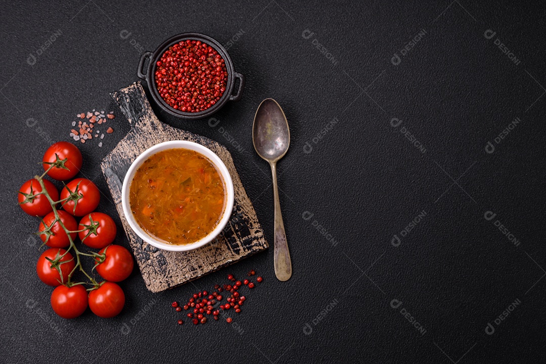 Deliciosa sopa quente de tomate com legumes comida vegana e vegetariana sobre fundo isolado