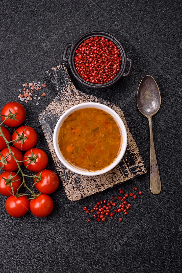 Deliciosa sopa quente de tomate com legumes comida vegana e vegetariana sobre fundo isolado