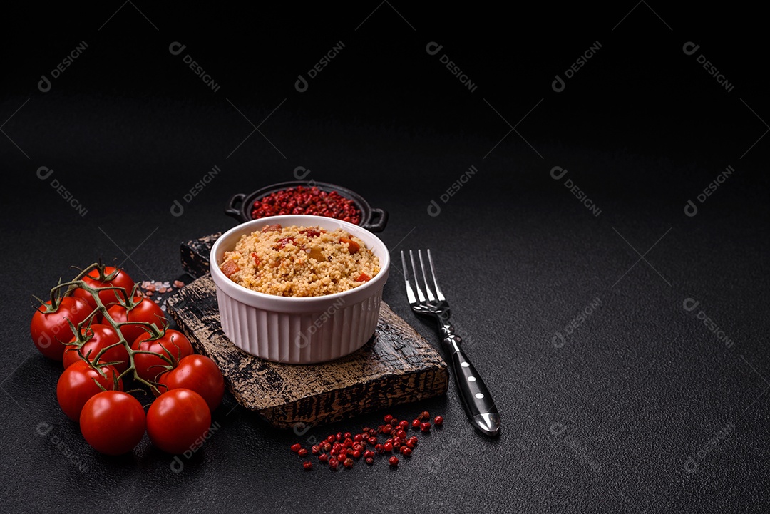 Delicioso cuscuz de mingau de trigo cozido quente com legumes sobre fundo isolado