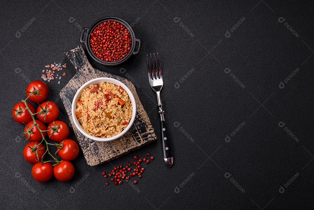 Delicioso cuscuz de mingau de trigo cozido quente com legumes