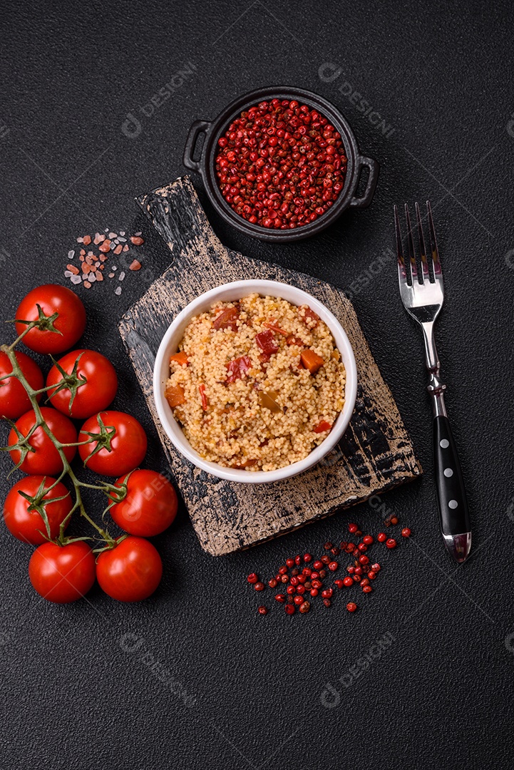 Delicioso cuscuz de mingau de trigo cozido quente com legumes